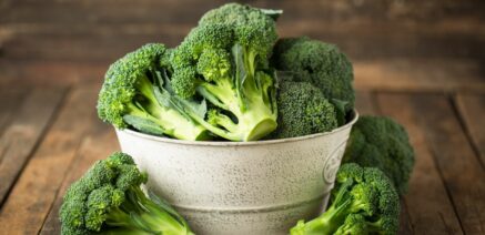 Fresh broccoli florets on a chopping board – rich in antioxidants and key health benefits.